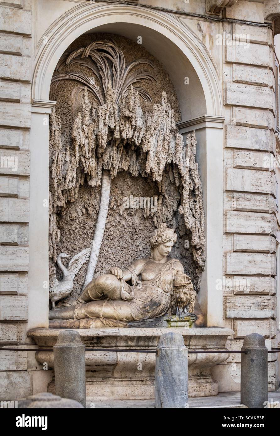 Quattro fontane a Roma, Grazia scolpita in pietra, Giunone sorveglia il crocevia di Roma, dove scorre l'acqua e le centurie Foto Stock