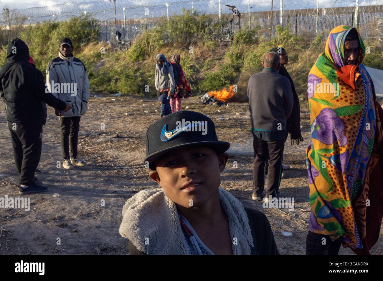 Centinaia di migranti si accamparono lungo il Rio grande, al confine tra Messico e Stati Uniti, mentre le autorità migratorie messicane conducono un'operazione nella zona. La Guardia Nazionale del Texas sta rafforzando la sicurezza con filo spinato e recinzioni a catena, impedendo ai migranti di attraversare. Intrappolati nel fiume, non possono comprare cibo per paura della deportazione, e attendono l'opportunità di attraversare senza essere scoperti. Foto Stock