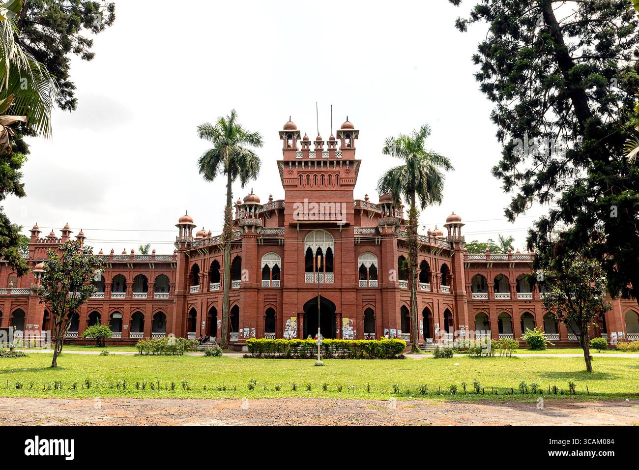 Curzon Hall, un magnifico edificio storico in stile Mughal presso l'Università di Dacca, Bangladesh, noto per la sua facciata in mattoni rossi e marmo bianco. Foto Stock