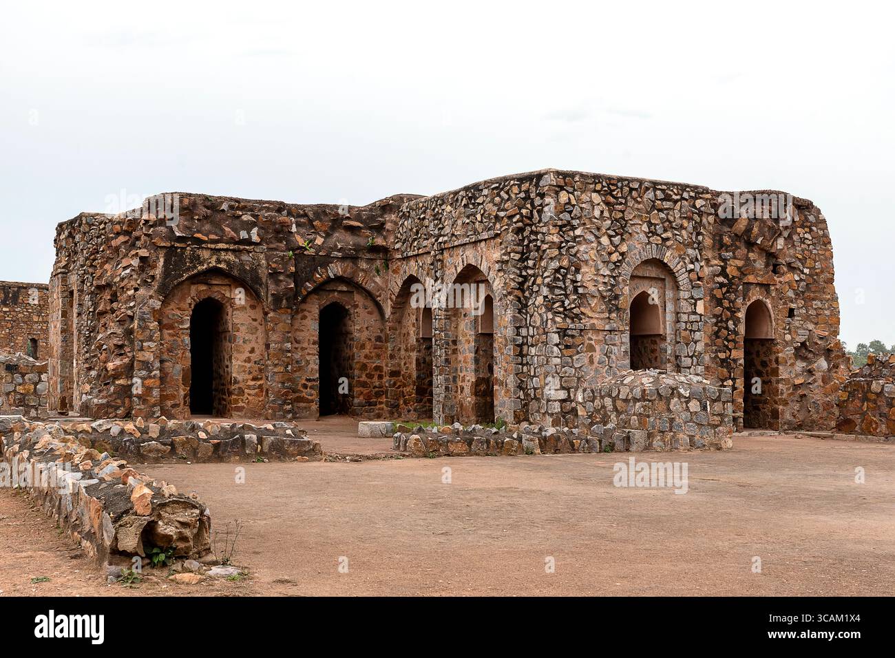 Le rovine storiche di Feroz Shah Kotla, una fortezza del XIV secolo costruita dal sultano Feroz Shah Tughlaq, a Delhi, India. Foto Stock