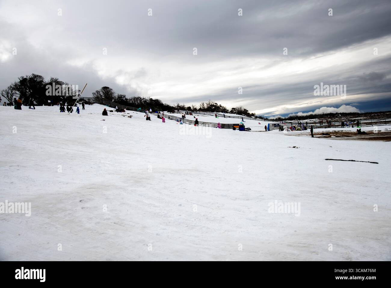 12 agosto 2023, Snowy Mountains, nuovo Galles del Sud, Australia: Vista di Perisher Valley, Snowy Mountains, nuovo Galles del Sud, Australia. Alcune delle principali destinazioni per godersi la neve in Australia includono le vette delle Alpi australiane come Perisher, Thredbo, Charlotte Pass, Mt Hotham, Falls Creek, MT Buller, Selwyn e Mt Baw Baw. (Immagine di credito: © Tara Malhotra/ZUMA Press Wire) Foto Stock