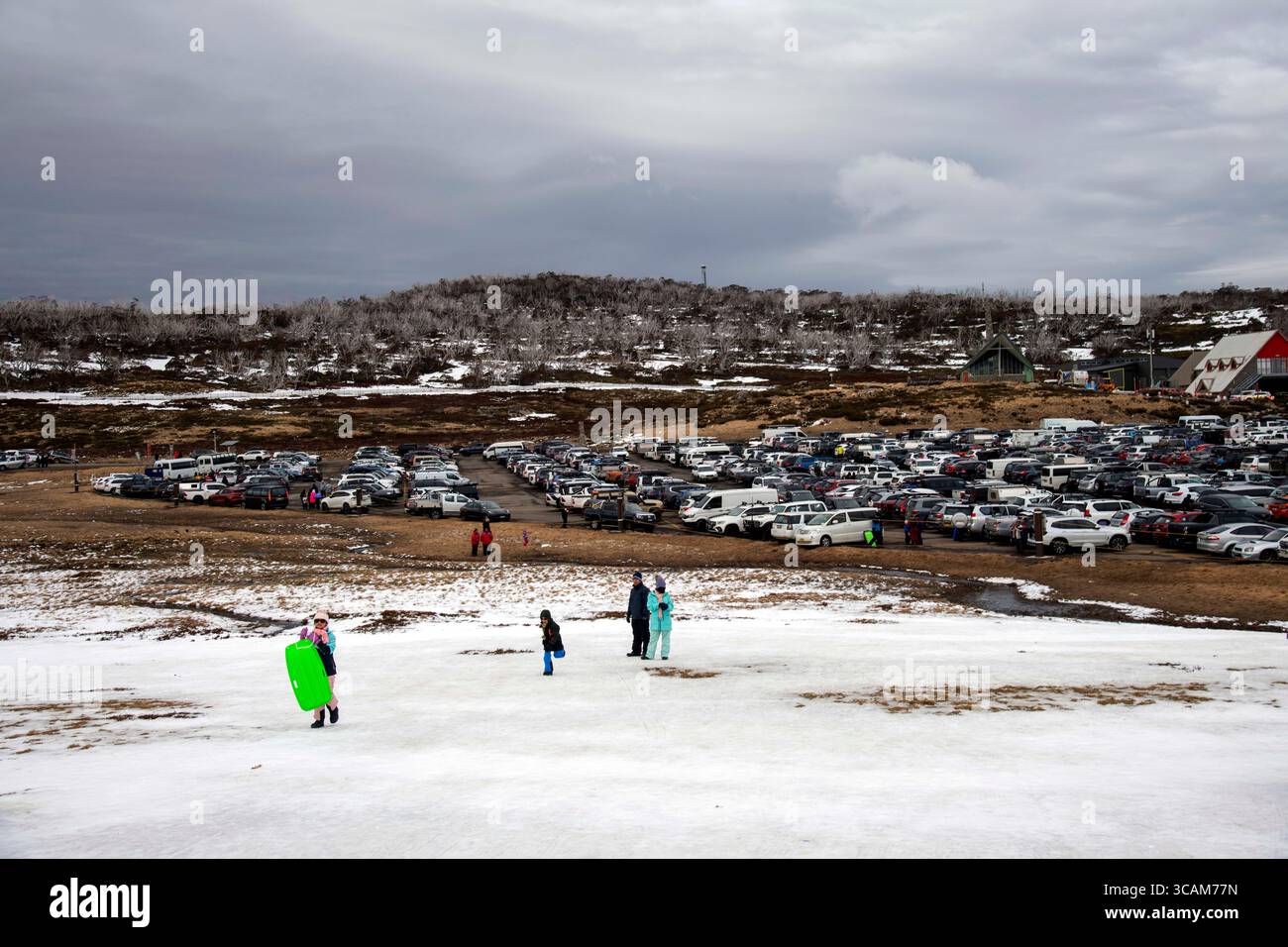 12 agosto 2023, Snowy Mountains, nuovo Galles del Sud, Australia: Vista di Perisher Valley, Snowy Mountains, nuovo Galles del Sud, Australia. Alcune delle principali destinazioni per godersi la neve in Australia includono le vette delle Alpi australiane come Perisher, Thredbo, Charlotte Pass, Mt Hotham, Falls Creek, MT Buller, Selwyn e Mt Baw Baw. (Immagine di credito: © Tara Malhotra/ZUMA Press Wire) Foto Stock