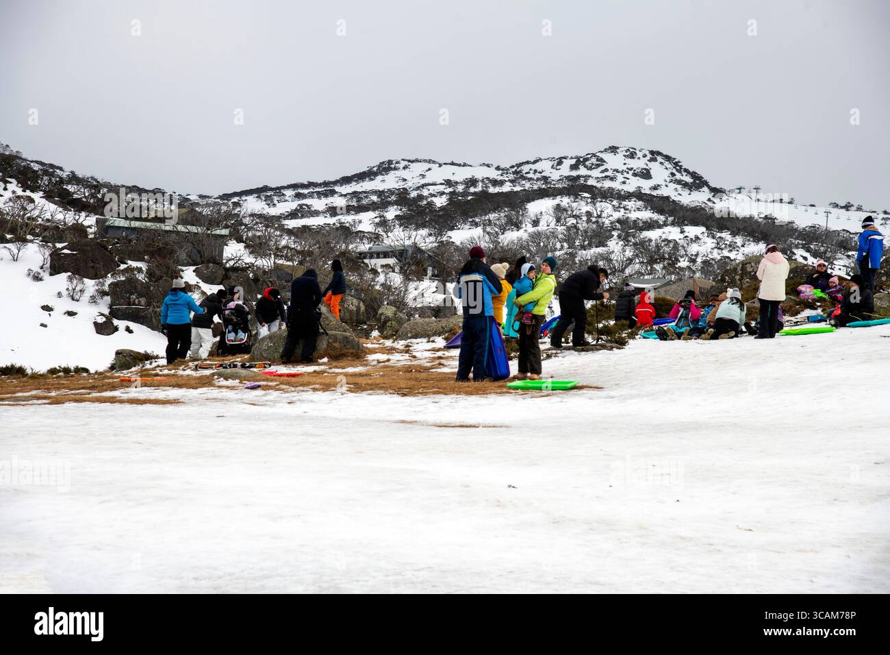 12 agosto 2023, Snowy Mountains, nuovo Galles del Sud, Australia: Vista di Perisher Valley, Snowy Mountains, nuovo Galles del Sud, Australia. Alcune delle principali destinazioni per godersi la neve in Australia includono le vette delle Alpi australiane come Perisher, Thredbo, Charlotte Pass, Mt Hotham, Falls Creek, MT Buller, Selwyn e Mt Baw Baw. (Immagine di credito: © Tara Malhotra/ZUMA Press Wire) Foto Stock