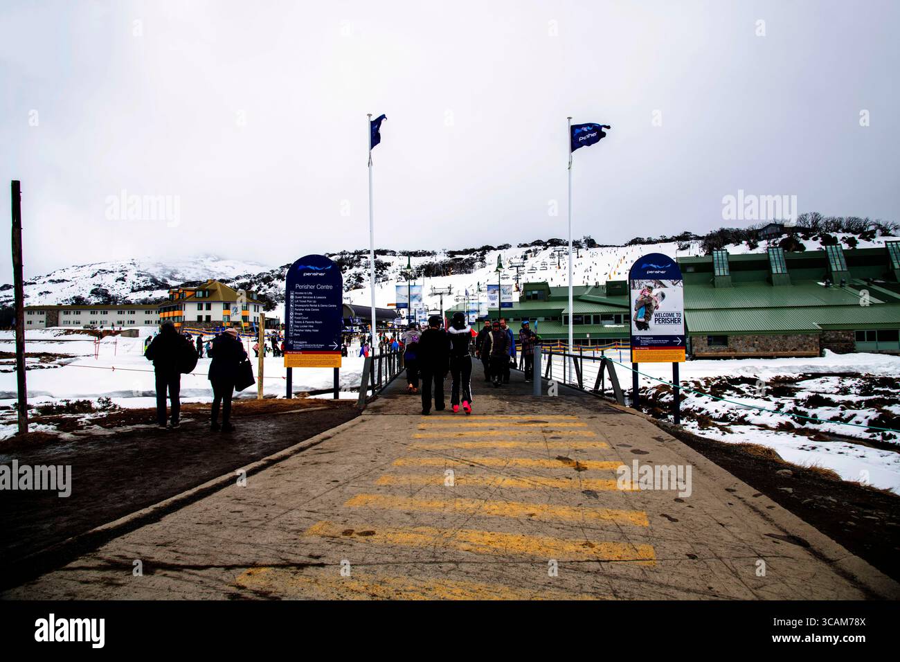 12 agosto 2023, Snowy Mountains, nuovo Galles del Sud, Australia: Vista di Perisher Valley, Snowy Mountains, nuovo Galles del Sud, Australia. Alcune delle principali destinazioni per godersi la neve in Australia includono le vette delle Alpi australiane come Perisher, Thredbo, Charlotte Pass, Mt Hotham, Falls Creek, MT Buller, Selwyn e Mt Baw Baw. (Immagine di credito: © Tara Malhotra/ZUMA Press Wire) Foto Stock