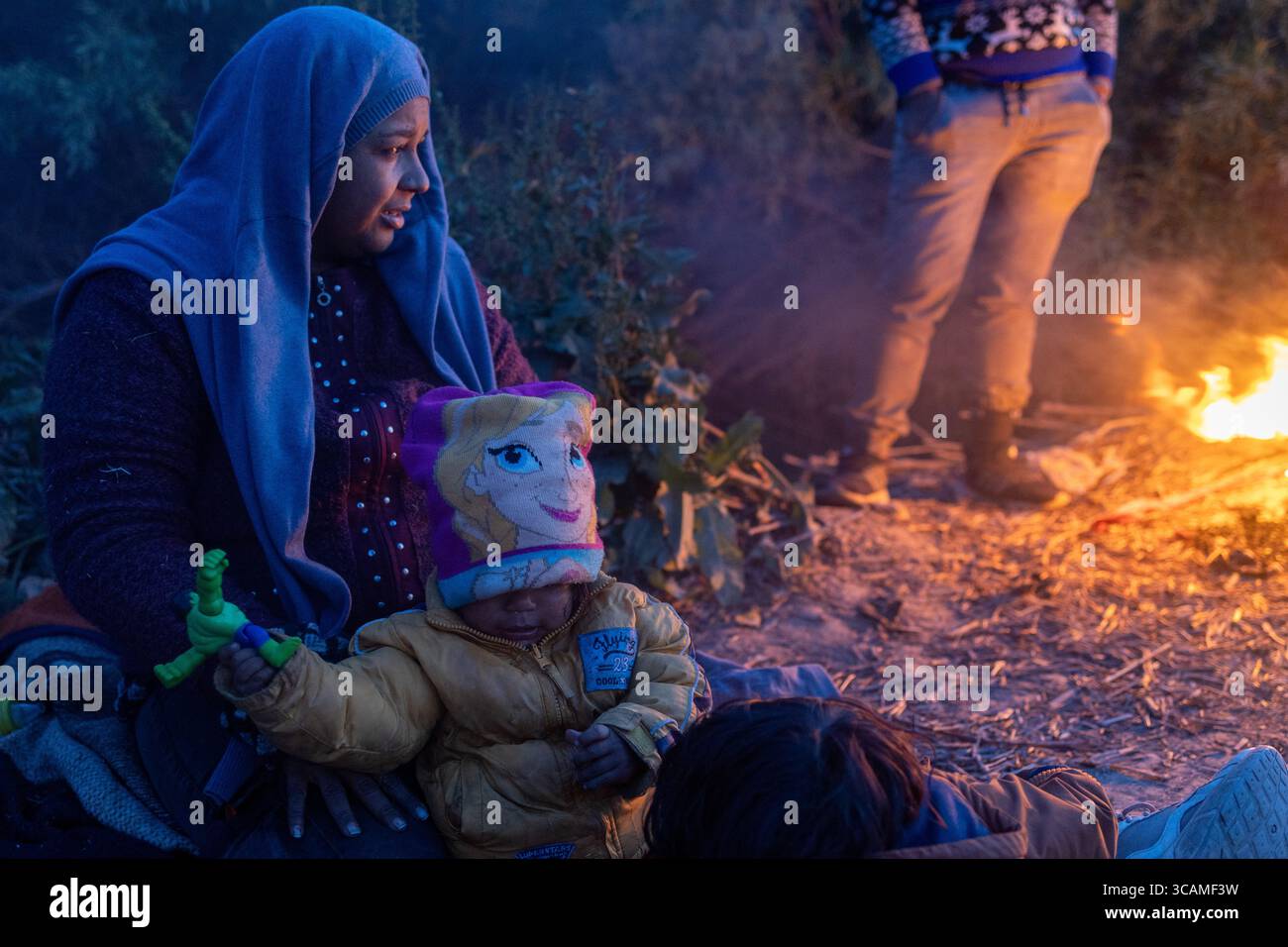 Centinaia di migranti si accamparono lungo il Rio grande, al confine tra Messico e Stati Uniti, mentre le autorità migratorie messicane conducono un'operazione nella zona. La Guardia Nazionale del Texas sta rafforzando la sicurezza con filo spinato e recinzioni a catena, impedendo ai migranti di attraversare. Intrappolati nel fiume, non possono comprare cibo per paura della deportazione, e attendono l'opportunità di attraversare senza essere scoperti. Foto Stock
