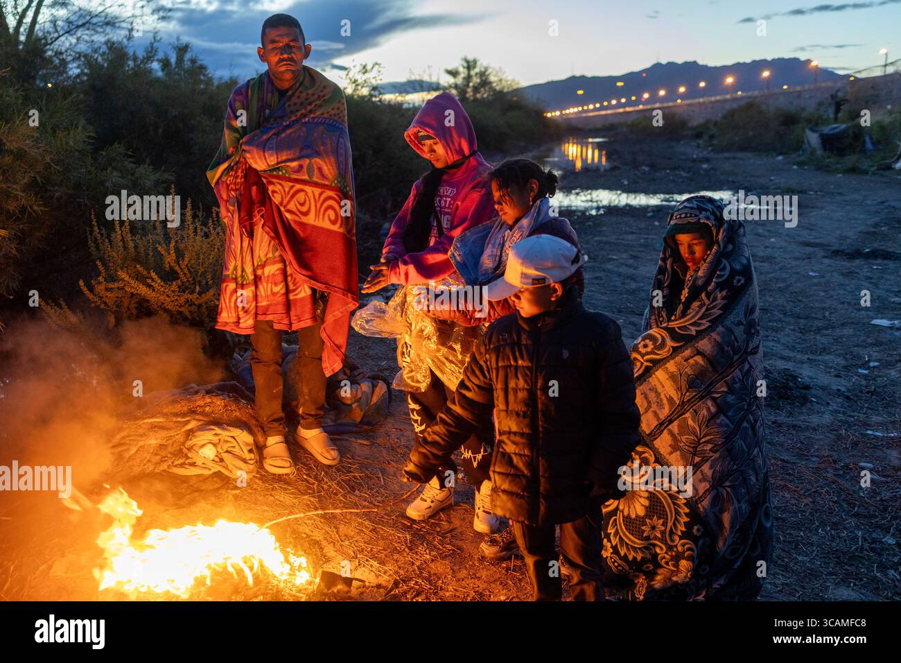 Centinaia di migranti si accamparono lungo il Rio grande, al confine tra Messico e Stati Uniti, mentre le autorità migratorie messicane conducono un'operazione nella zona. La Guardia Nazionale del Texas sta rafforzando la sicurezza con filo spinato e recinzioni a catena, impedendo ai migranti di attraversare. Intrappolati nel fiume, non possono comprare cibo per paura della deportazione, e attendono l'opportunità di attraversare senza essere scoperti. Foto Stock