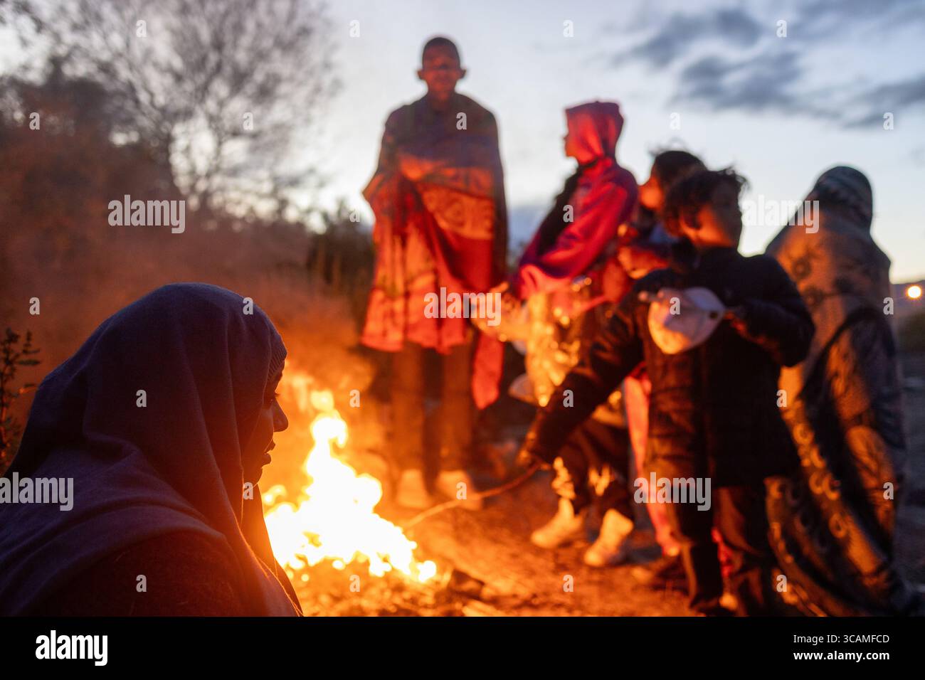 Centinaia di migranti si accamparono lungo il Rio grande, al confine tra Messico e Stati Uniti, mentre le autorità migratorie messicane conducono un'operazione nella zona. La Guardia Nazionale del Texas sta rafforzando la sicurezza con filo spinato e recinzioni a catena, impedendo ai migranti di attraversare. Intrappolati nel fiume, non possono comprare cibo per paura della deportazione, e attendono l'opportunità di attraversare senza essere scoperti. Foto Stock
