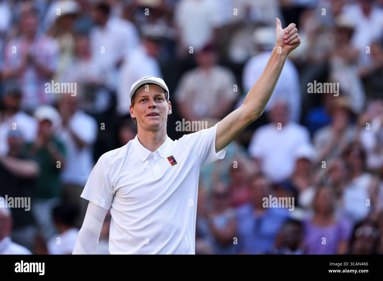 Il tennista italiano Jannik Sinner (ITA) reagisce ai Campionati di Wimbledon 2025, Londra, Inghilterra, Regno Unito. Foto Stock