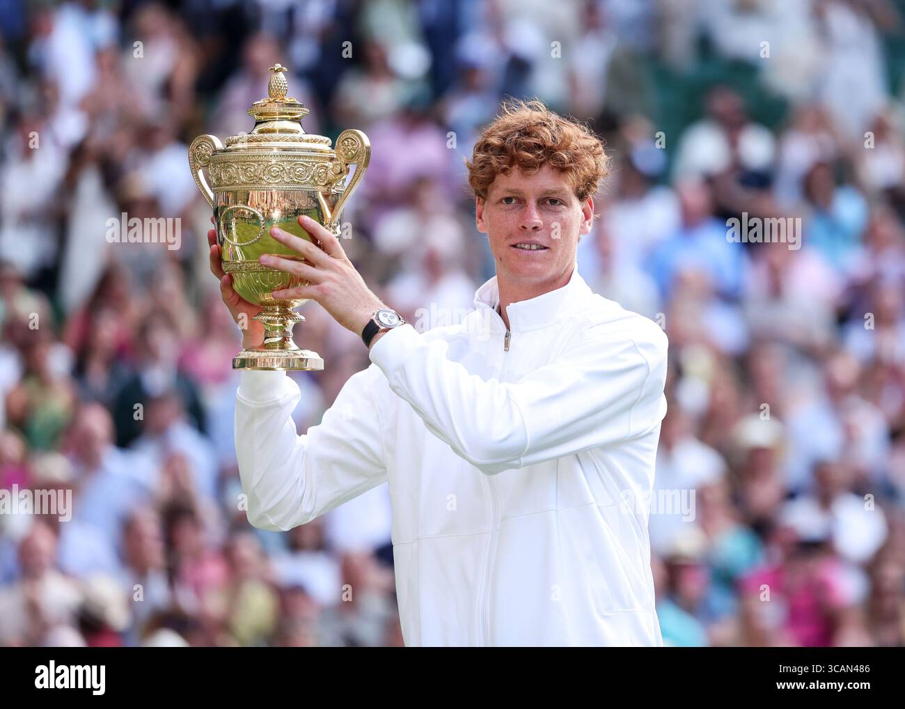 Il tennista italiano Jannik Sinner (ITA) regge il trofeo ai Campionati di Wimbledon 2025, Londra, Inghilterra, Regno Unito Foto Stock