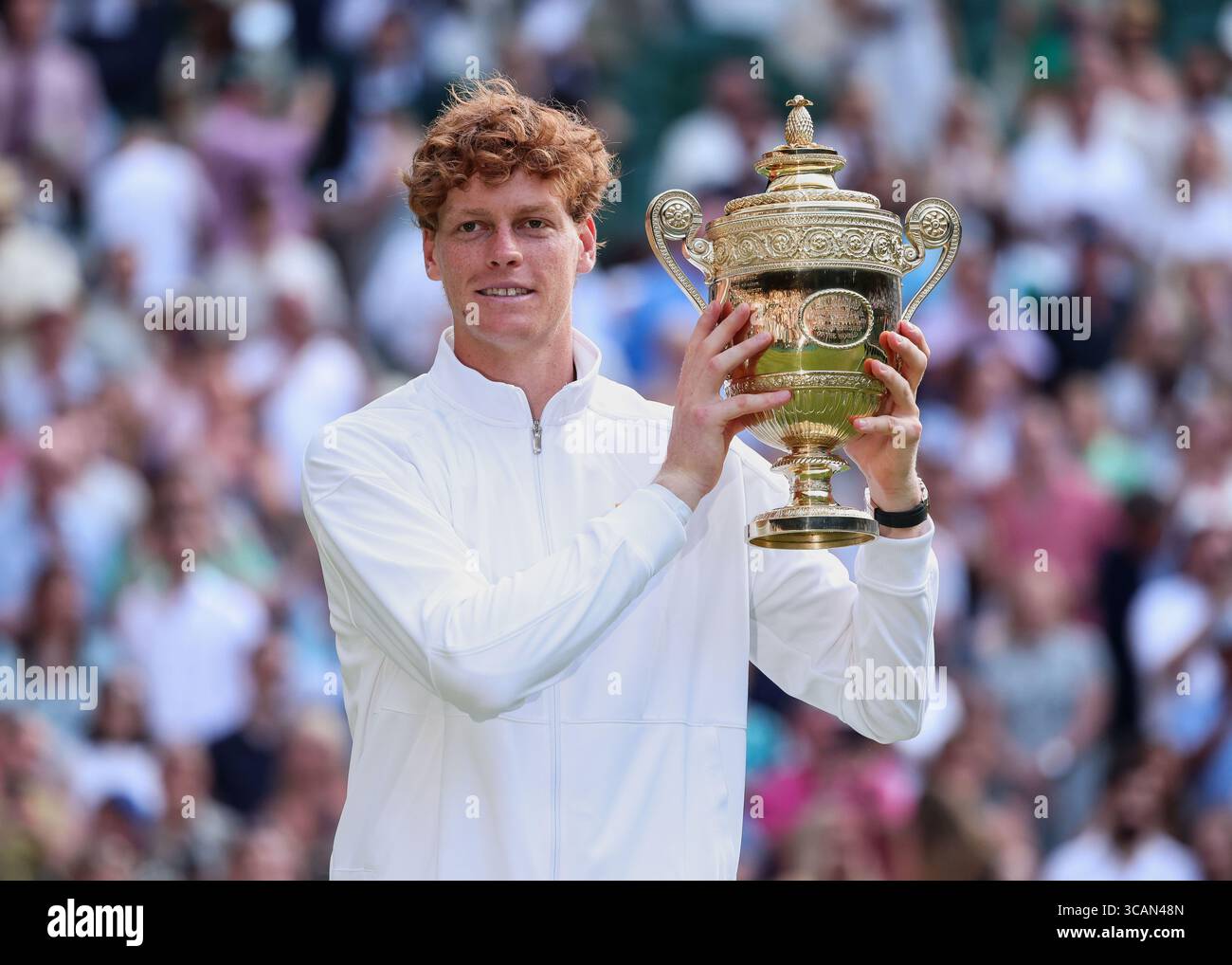 Il tennista italiano Jannik Sinner (ITA) regge il trofeo ai Campionati di Wimbledon 2025, Londra, Inghilterra, Regno Unito Foto Stock