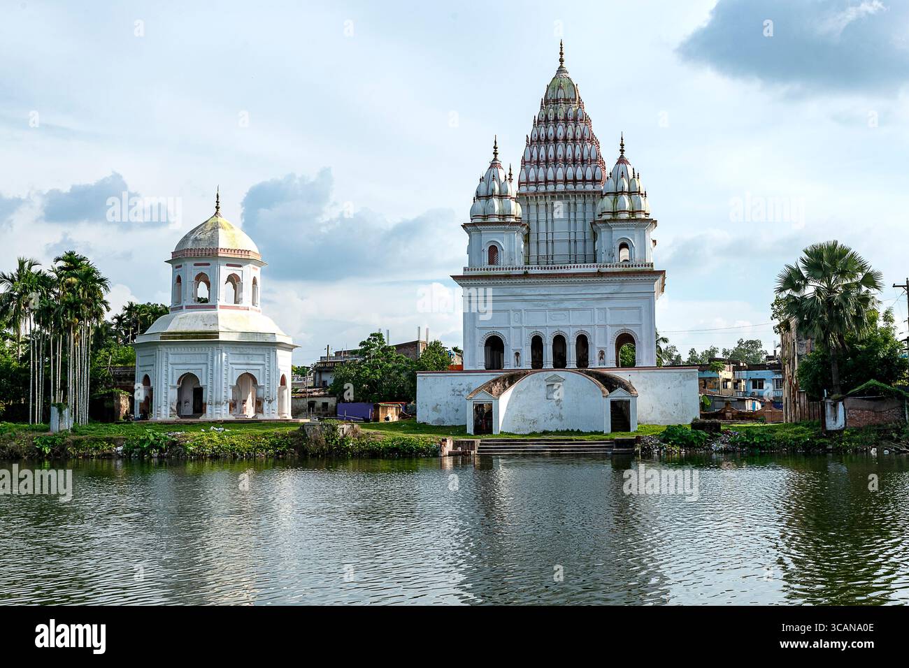 Il complesso del Tempio di Puthia a Rajshahi è un esempio eccezionale di architettura del tempio in terracotta del XVIII secolo in Bangladesh. Foto Stock