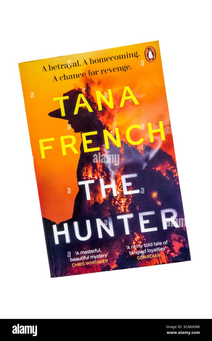 Una copia cartacea di The Hunter di Tana French. Foto Stock