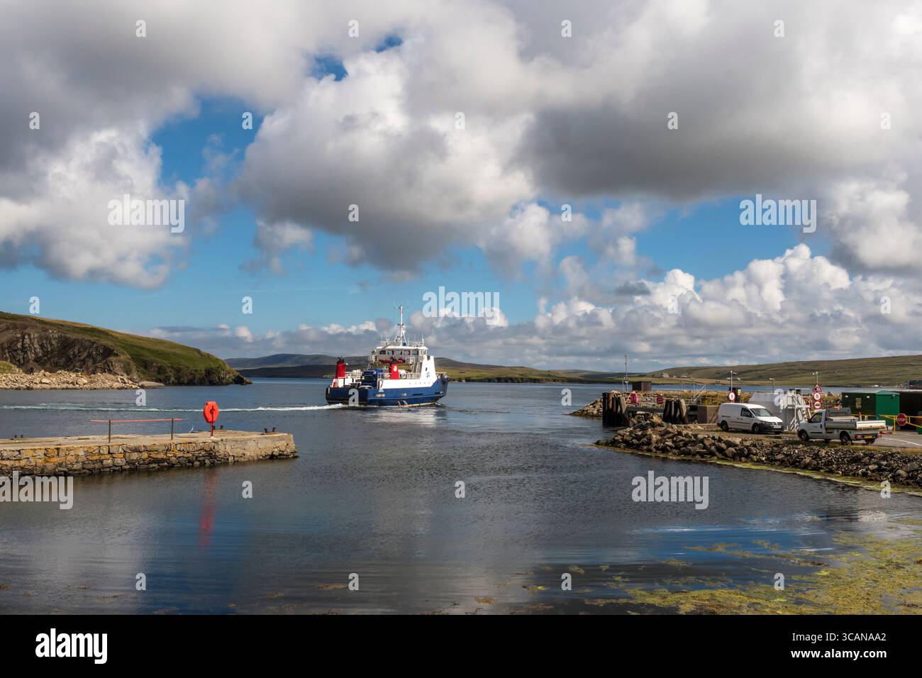 Terminal dei traghetti Gutcher a Yell con il traghetto Bigga in partenza per Unst e Fetlar, Isole Shetland. Foto Stock