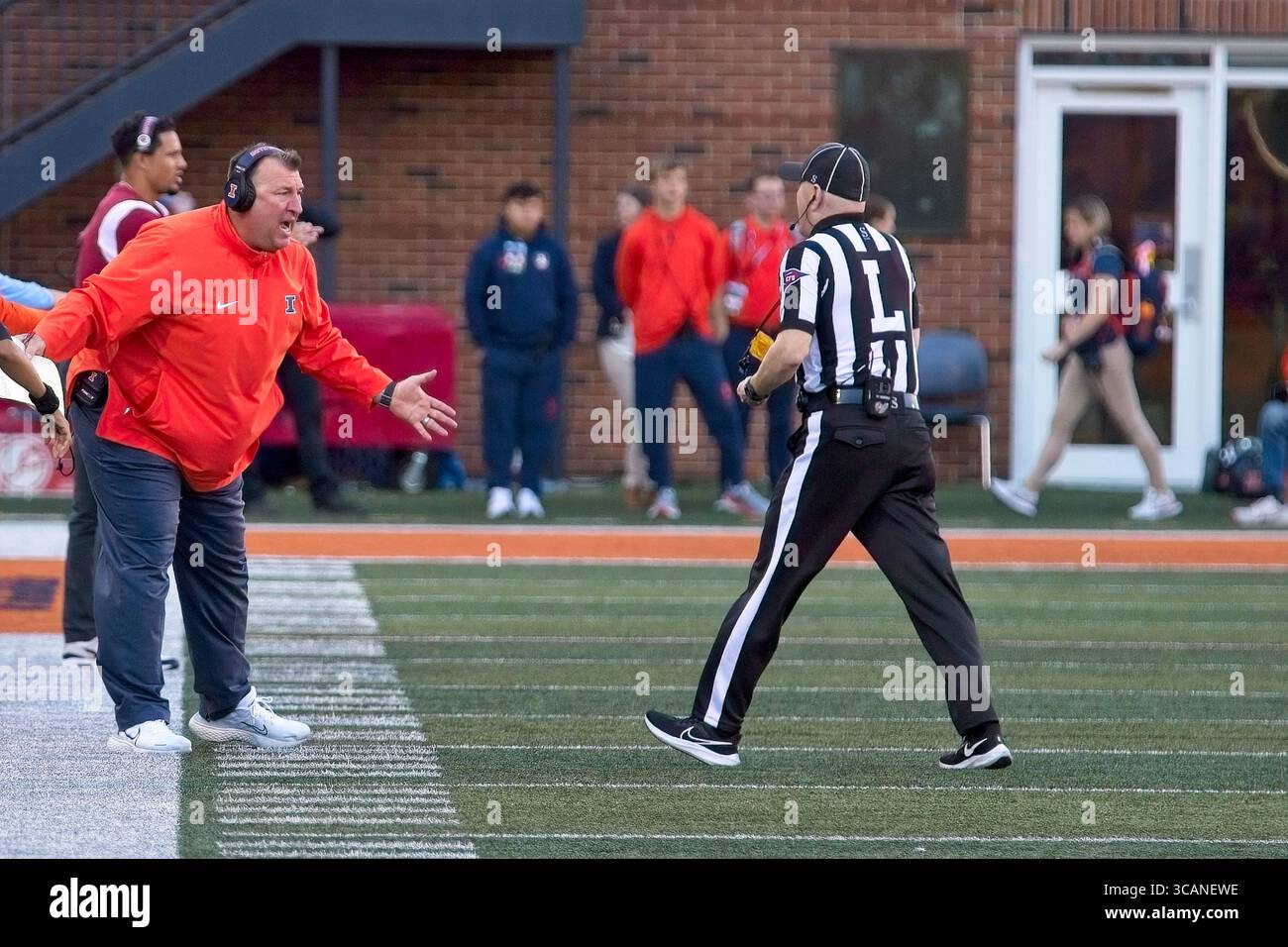 21 ottobre 2023, Champaign, Illinois, USA: BRETT BIELEMA entra in campo per interrogare e protestare contro una bandiera di rigore lanciata dal giudice SERGIO DEHOYAS. La University of Illinois Fighting Illini ospita la University of Wisconsin Badgers. I tassi sono vincitori per 25-21. (Immagine di credito: © Alan Look/ZUMA Press Wire) Foto Stock