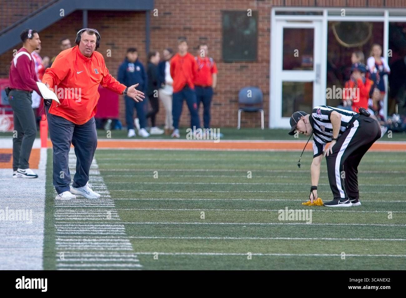 21 ottobre 2023, Champaign, Illinois, USA: BRETT BIELEMA entra in campo per interrogare e protestare contro una bandiera di rigore lanciata dal giudice SERGIO DEHOYAS. La University of Illinois Fighting Illini ospita la University of Wisconsin Badgers. I tassi sono vincitori per 25-21. (Immagine di credito: © Alan Look/ZUMA Press Wire) Foto Stock