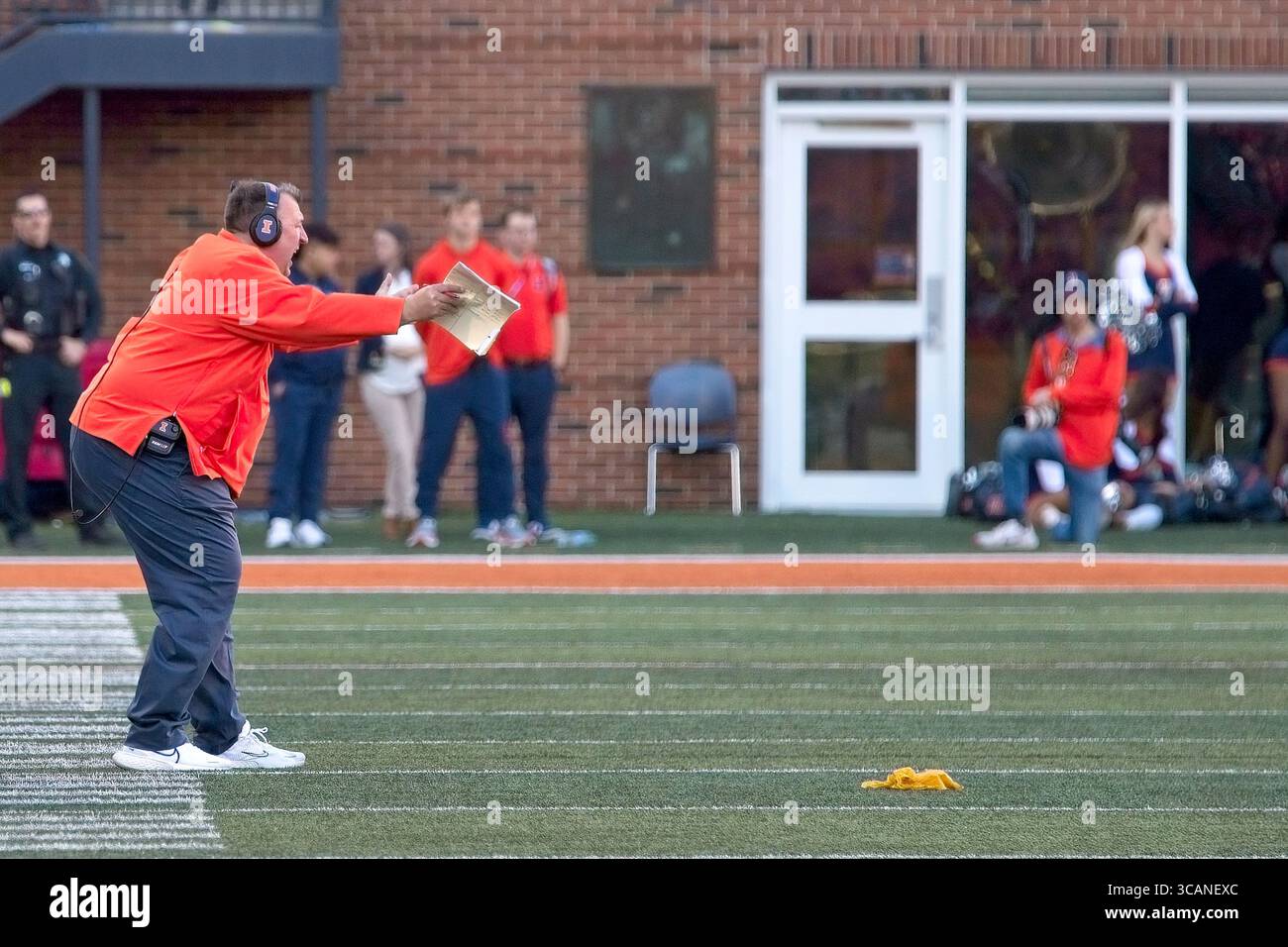 21 ottobre 2023, Champaign, Illinois, USA: BRETT BIELEMA entra in campo per interrogare e protestare contro una bandiera di rigore. La University of Illinois Fighting Illini ospita la University of Wisconsin Badgers. I tassi sono vincitori per 25-21. (Immagine di credito: © Alan Look/ZUMA Press Wire) Foto Stock
