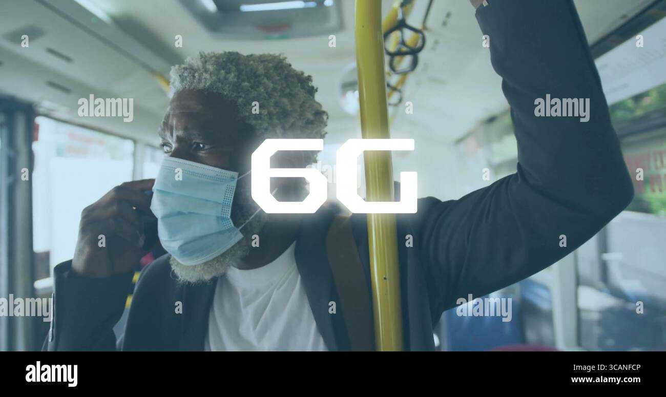 Pendolari in piedi che afferrano l'asta gialla e regolano la cinghia della maschera sull'autobus di transito, con zaino Foto Stock