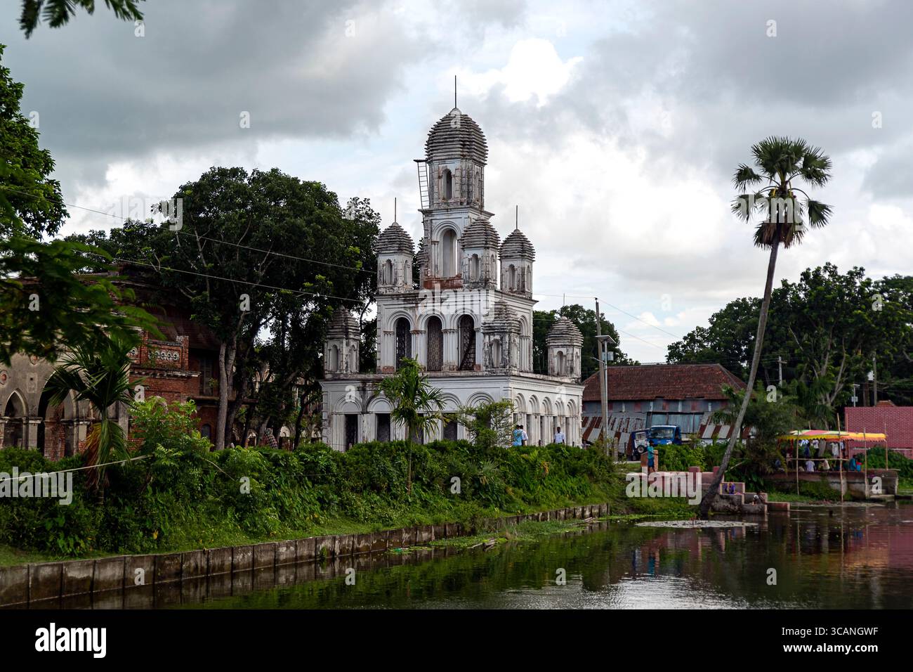 Teota Zamindar Bari, nella divisione Manikganj District od Dhaka, è uno splendido esempio di architettura zamindar bengalese dell'epoca coloniale. Foto Stock