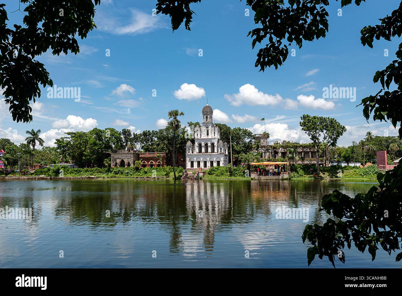 Teota Zamindar Bari, nella divisione Manikganj District od Dhaka, è uno splendido esempio di architettura zamindar bengalese dell'epoca coloniale. Foto Stock