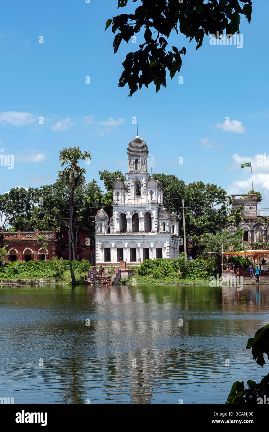 Teota Zamindar Bari, nella divisione Manikganj District od Dhaka, è uno splendido esempio di architettura zamindar bengalese dell'epoca coloniale. Foto Stock