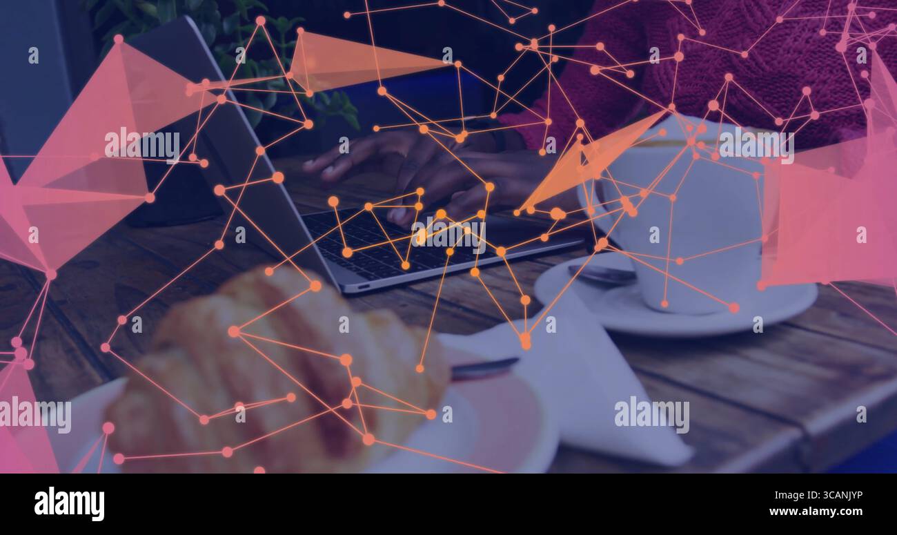 Donna in maglione marrone che scrive sul laptop al tavolo del caffè, con croissant, caffè e sovrapposizione dati Foto Stock