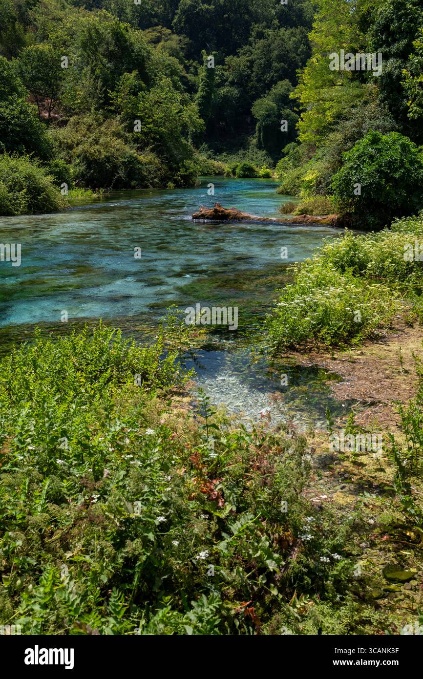 Sorgente Blue Eye a Sarande, Albania, con profonde acque turchesi e bellezze naturali circostanti. Foto Stock