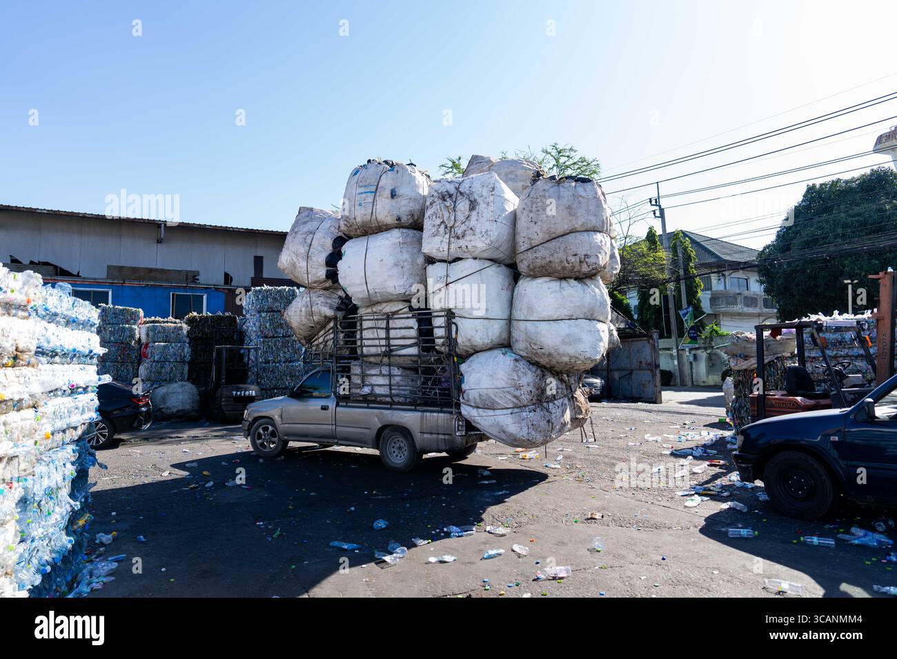20 dicembre 2023, Bang Phli, Samut Prakan, Thailandia: Un camion consegna un carico di bottiglie di plastica a un impianto di smistamento e compattazione a Bang Phli, Samut Prakan, Thailandia, il 20 dicembre 2023. La Thailandia è uno dei maggiori inquinatori del mondo. Su 8 milioni di tonnellate di rifiuti che il paese genera, solo il 25 per cento viene riciclato, e oltre 50.000 tonnellate finiscono nell'oceano ogni anno. Tuttavia, il governo thailandese ha attuato un piano per vietare tutte le importazioni di plastica entro il 2025, il che ha già comportato una diminuzione delle importazioni di plastica nel Regno, che ha importato 180.000 tonnellate nel 2022. flaconi a uno smistamento e. Foto Stock