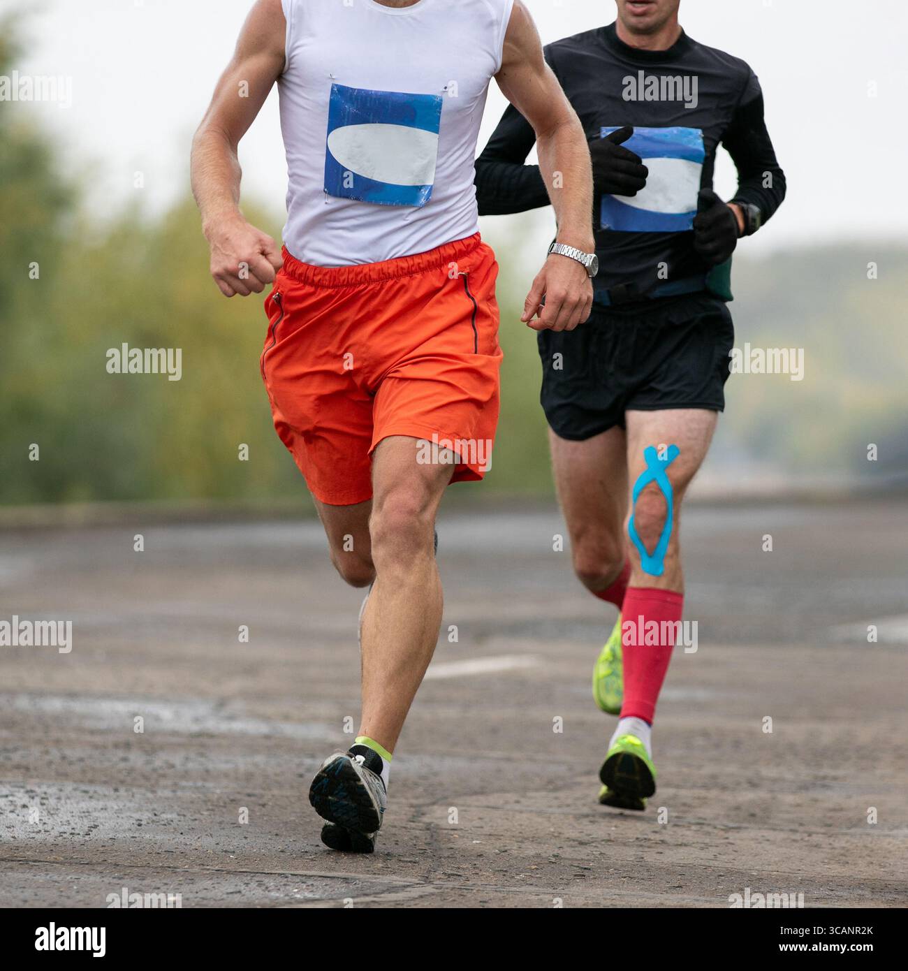 due uomini che corrono in una maratona di argini fluviali Foto Stock