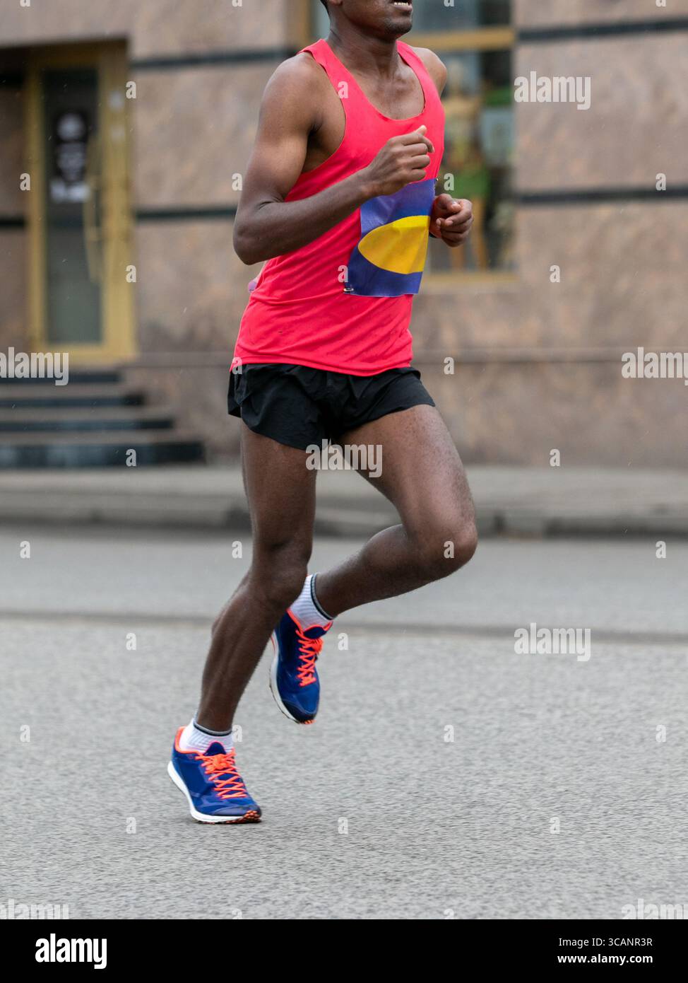 maratona di corsa di atleta africana sulla strada della città Foto Stock