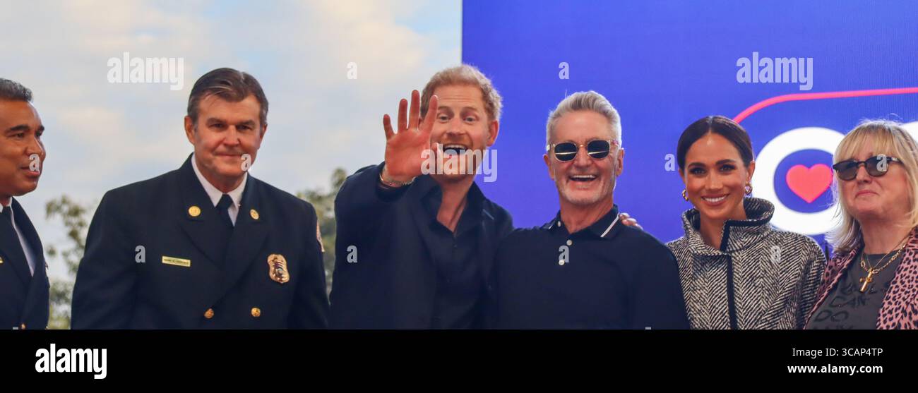 22 settembre 2023, Santa Barbara, California, Stati Uniti: Da sinistra a destra: Santa Maria Fire Chief Brad Dandridge; Santa Barbara Fire Chief Mark Hartwig; Duke of Sussexâ€”Prince Harry; Adam McKaig di Adamâ€™S Angels, Duchessa del Sussex â€” Princess Megan Markle; e l'organizzatore dell'evento Kirsten Cavendish Weston Smith sul palco insieme a One805 Live fundraising Concert e cena VIP a supporto dei primi partecipanti all'oceano Costnerâ™™™Ocean. ..secondo Oprah Winfrey (non mostrato qui ma le foto sono disponibili tramite Zuma Press), la maggior parte dei soldi raccolti quest'anno andrà al benessere mentale Foto Stock