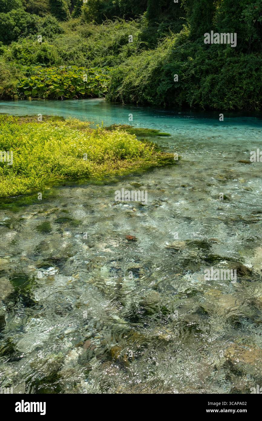 Sorgente Blue Eye a Sarande, Albania, con profonde acque turchesi e bellezze naturali circostanti. Foto Stock