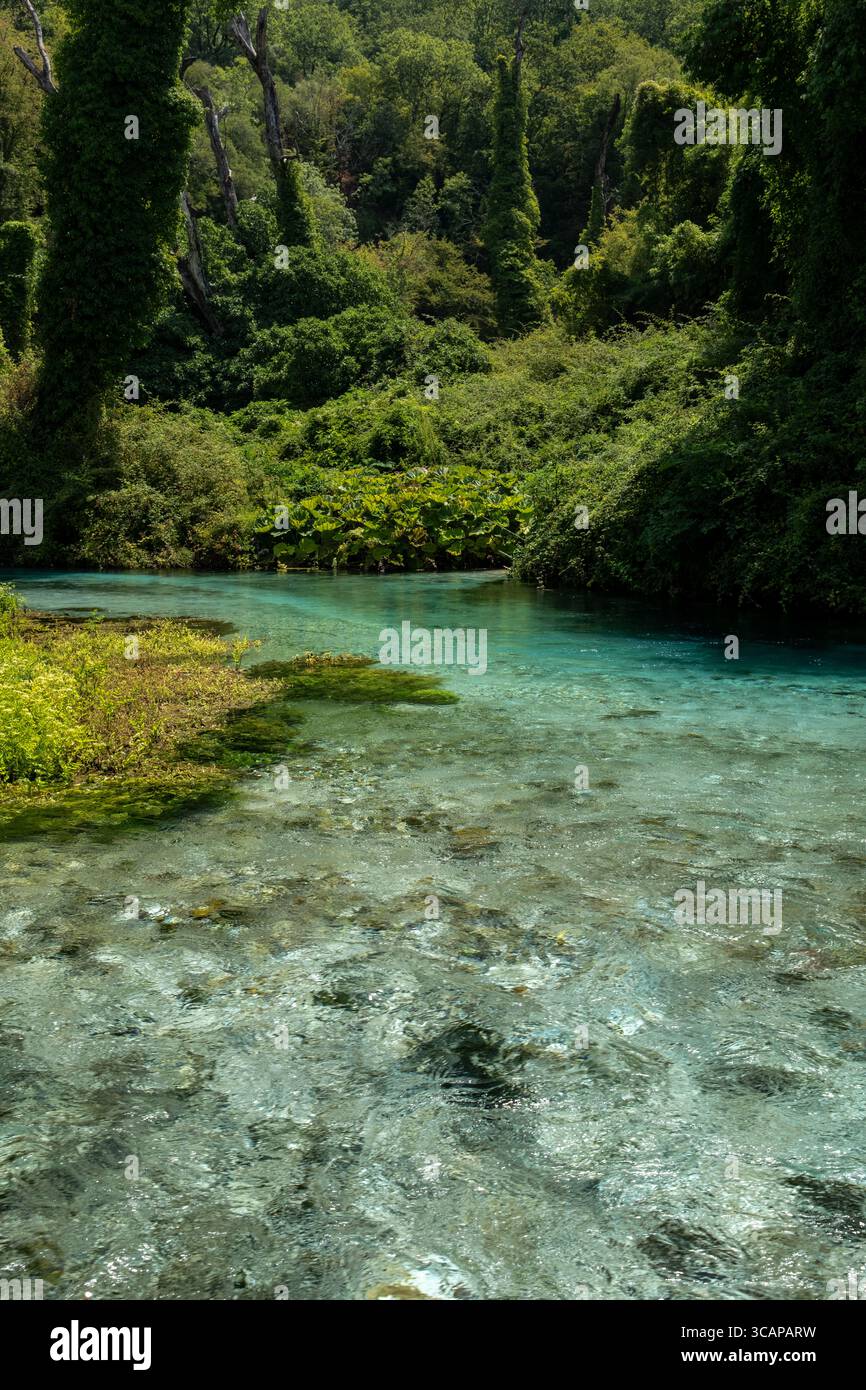Sorgente Blue Eye a Sarande, Albania, con profonde acque turchesi e bellezze naturali circostanti. Foto Stock