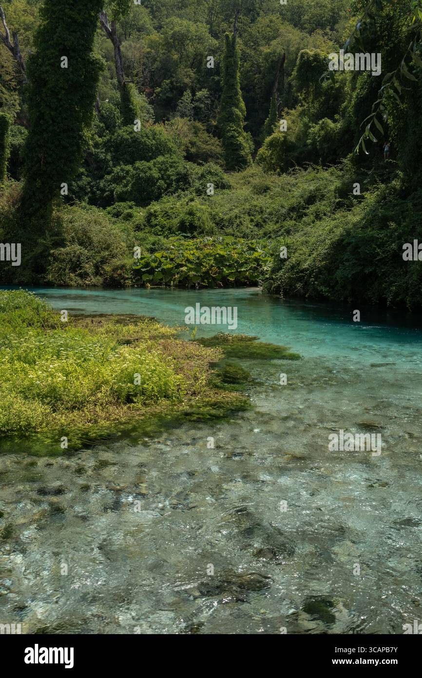 Sorgente Blue Eye a Sarande, Albania, con profonde acque turchesi e bellezze naturali circostanti. Foto Stock