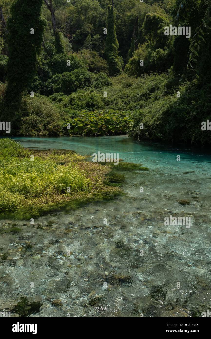 Sorgente Blue Eye a Sarande, Albania, con profonde acque turchesi e bellezze naturali circostanti. Foto Stock