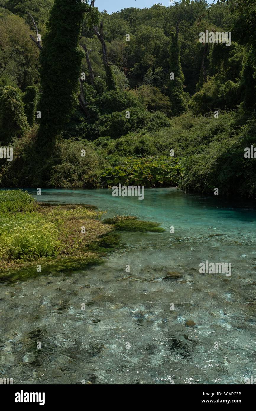 Sorgente Blue Eye a Sarande, Albania, con profonde acque turchesi e bellezze naturali circostanti. Foto Stock