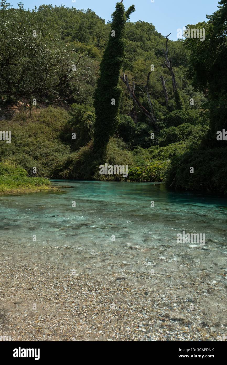 Sorgente Blue Eye a Sarande, Albania, con profonde acque turchesi e bellezze naturali circostanti. Foto Stock