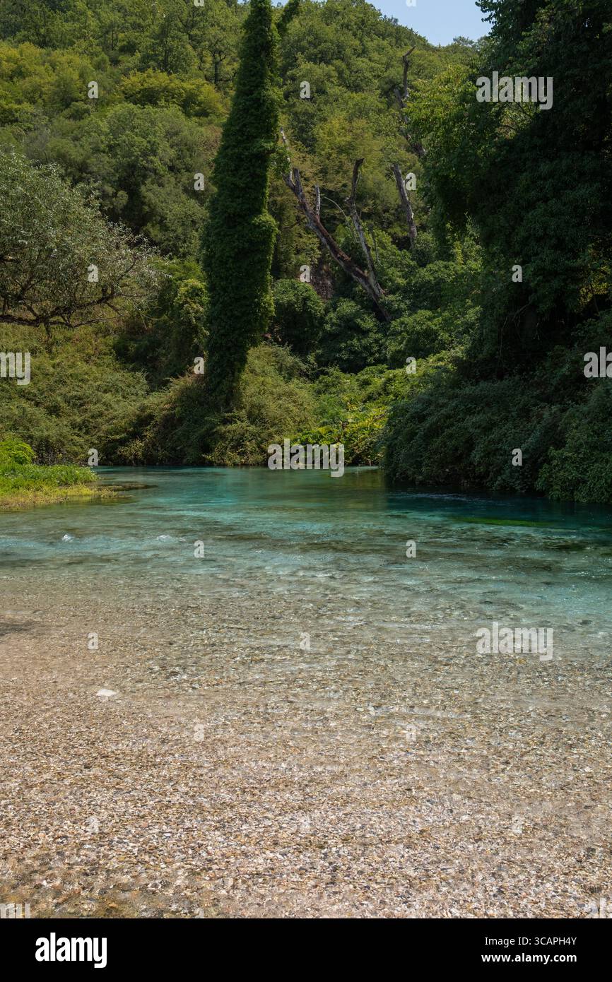 Sorgente Blue Eye a Sarande, Albania, con profonde acque turchesi e bellezze naturali circostanti. Foto Stock