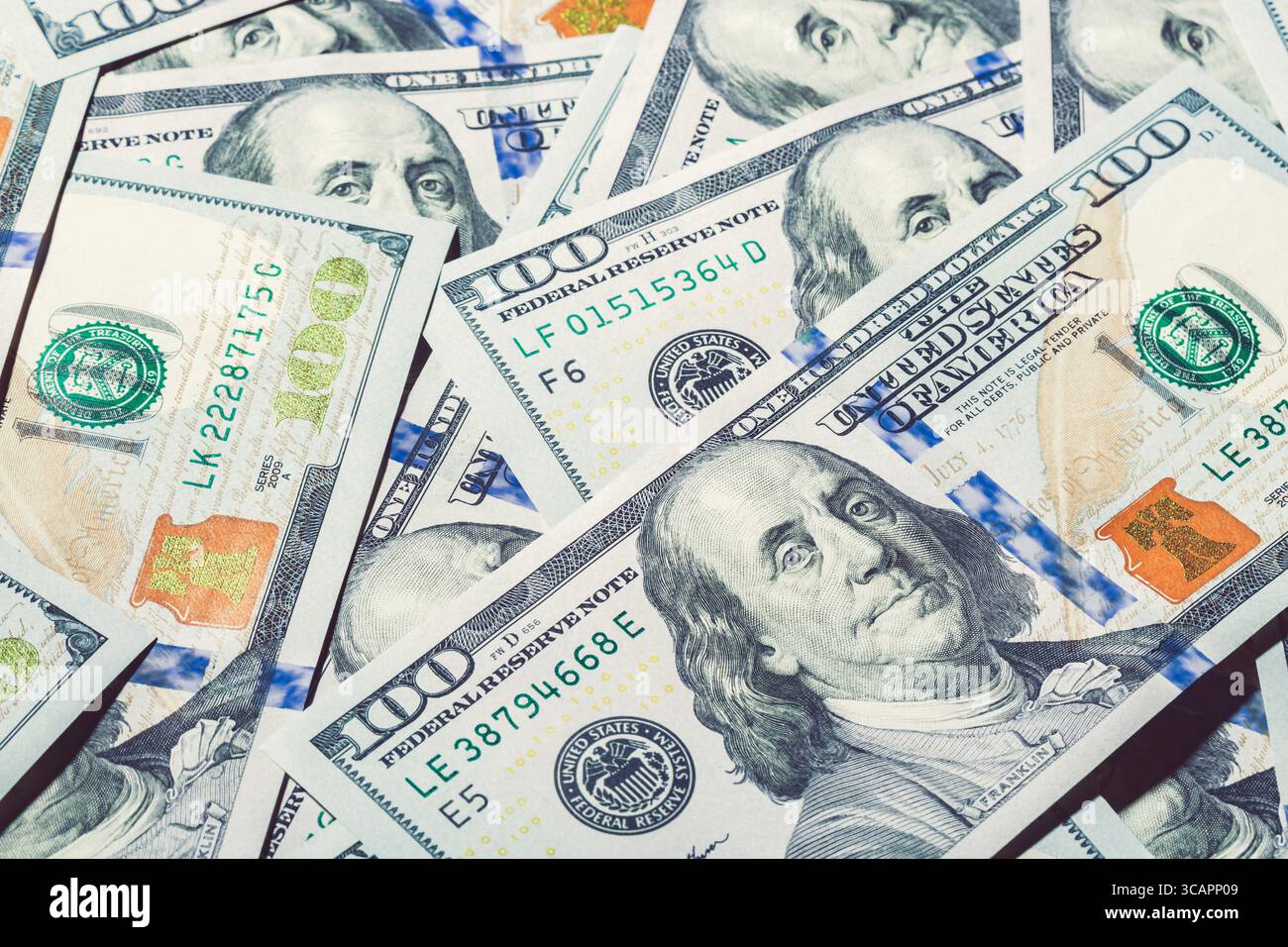 Un mucchio di cento dollari come sfondo finanziario Foto Stock
