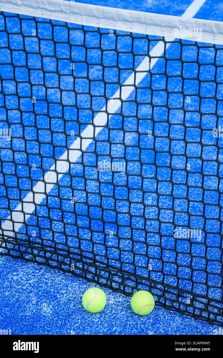 Dettagli del campo di Padel con palle e concetto di tempo libero netto Foto Stock