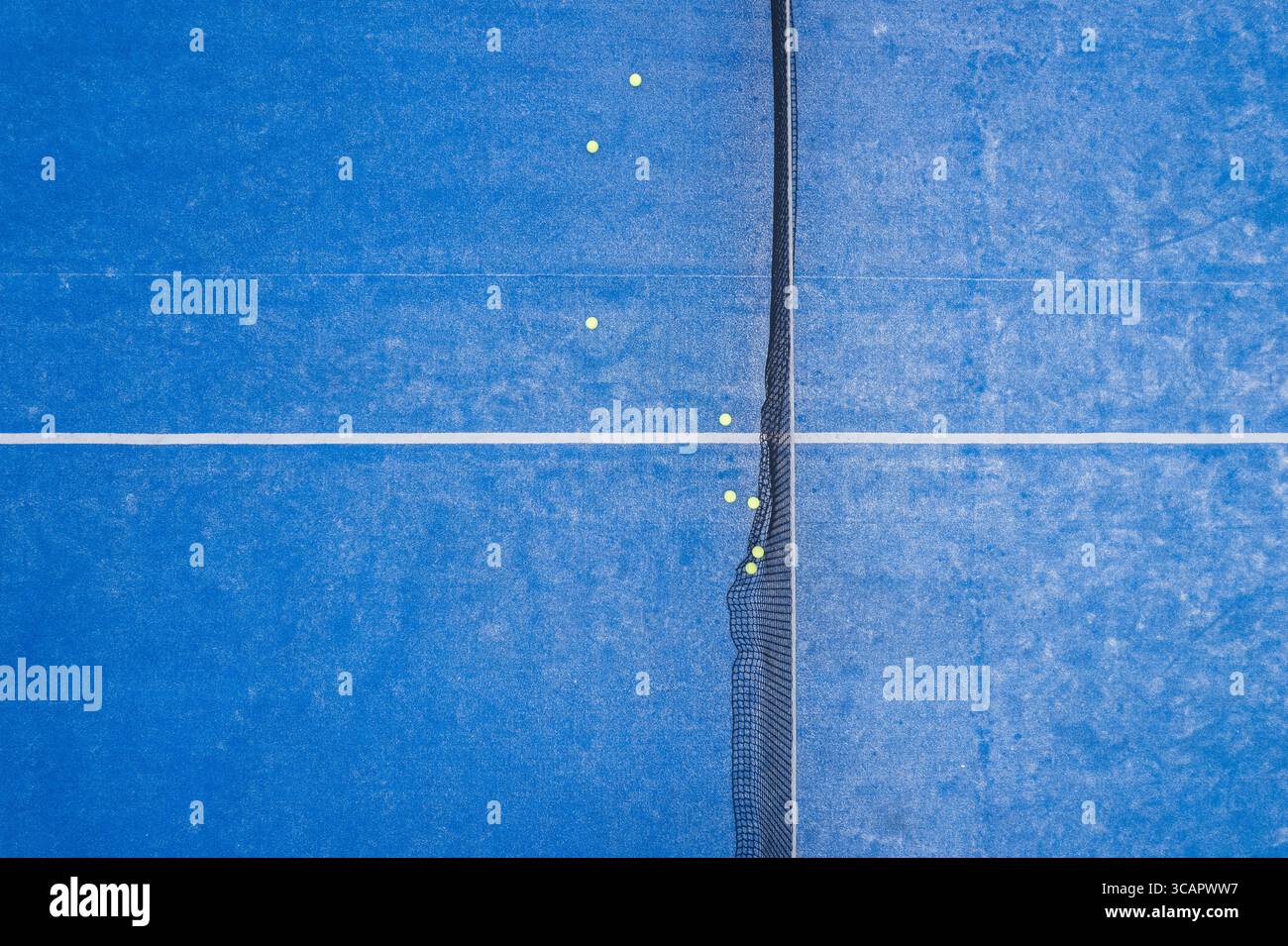 Vista dall'alto di un campo di padel vuoto pronto per un'idea di gara Foto Stock