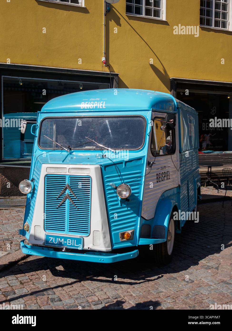 Citroen 'H' van gelateria dipinta in blu e bianco, parcheggiata rivolta in avanti sulla strada con Biespiel scritto su di essa nella città vecchia di Porvoo, Finlandia Foto Stock