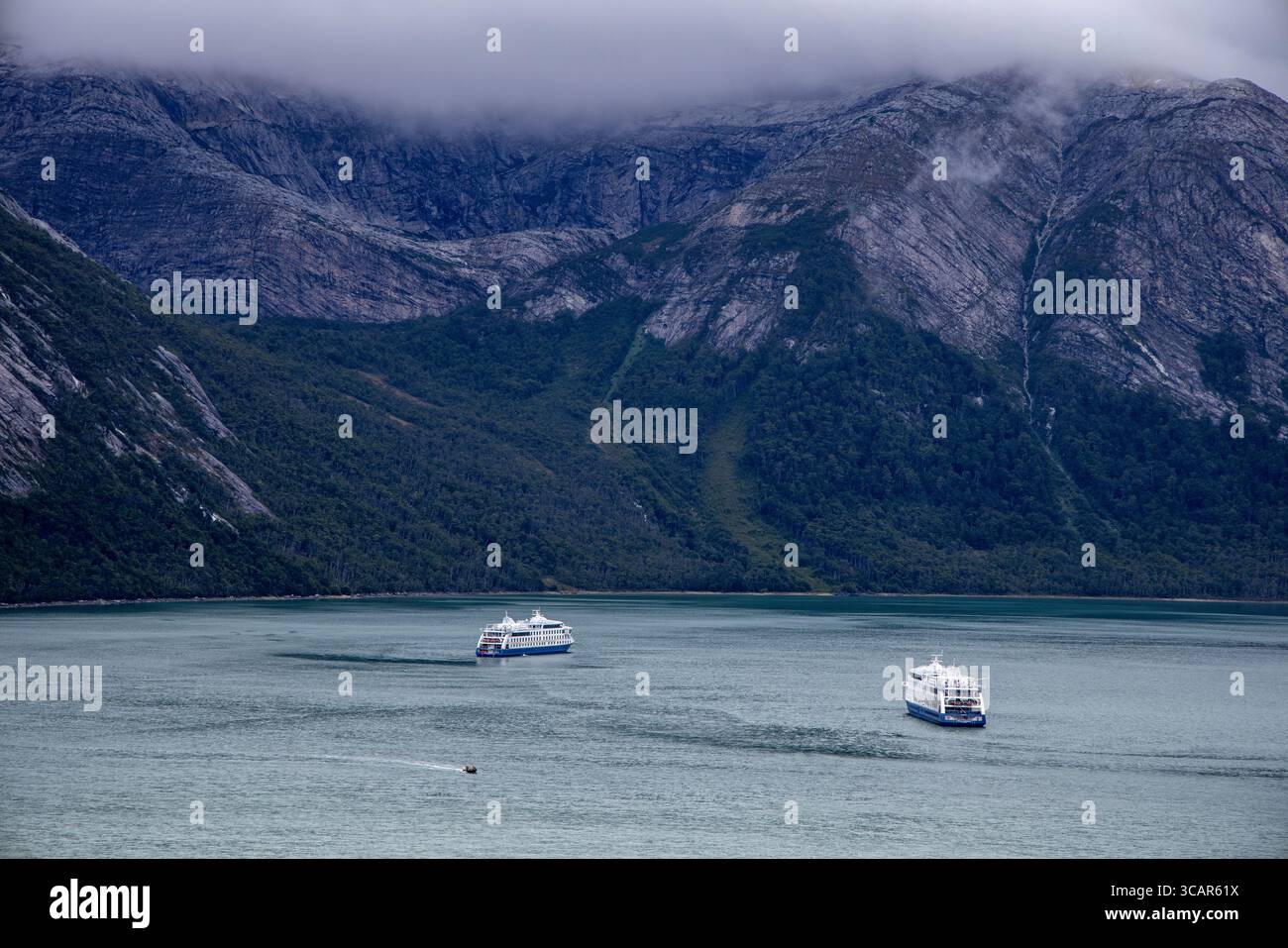 Le navi da crociera della spedizione Ventus Australis (a sinistra) e Stella Australis (a destra), entrambe Australis Cruises, sono ancorate vicino al ghiacciaio Pio X, Eyre INL Foto Stock