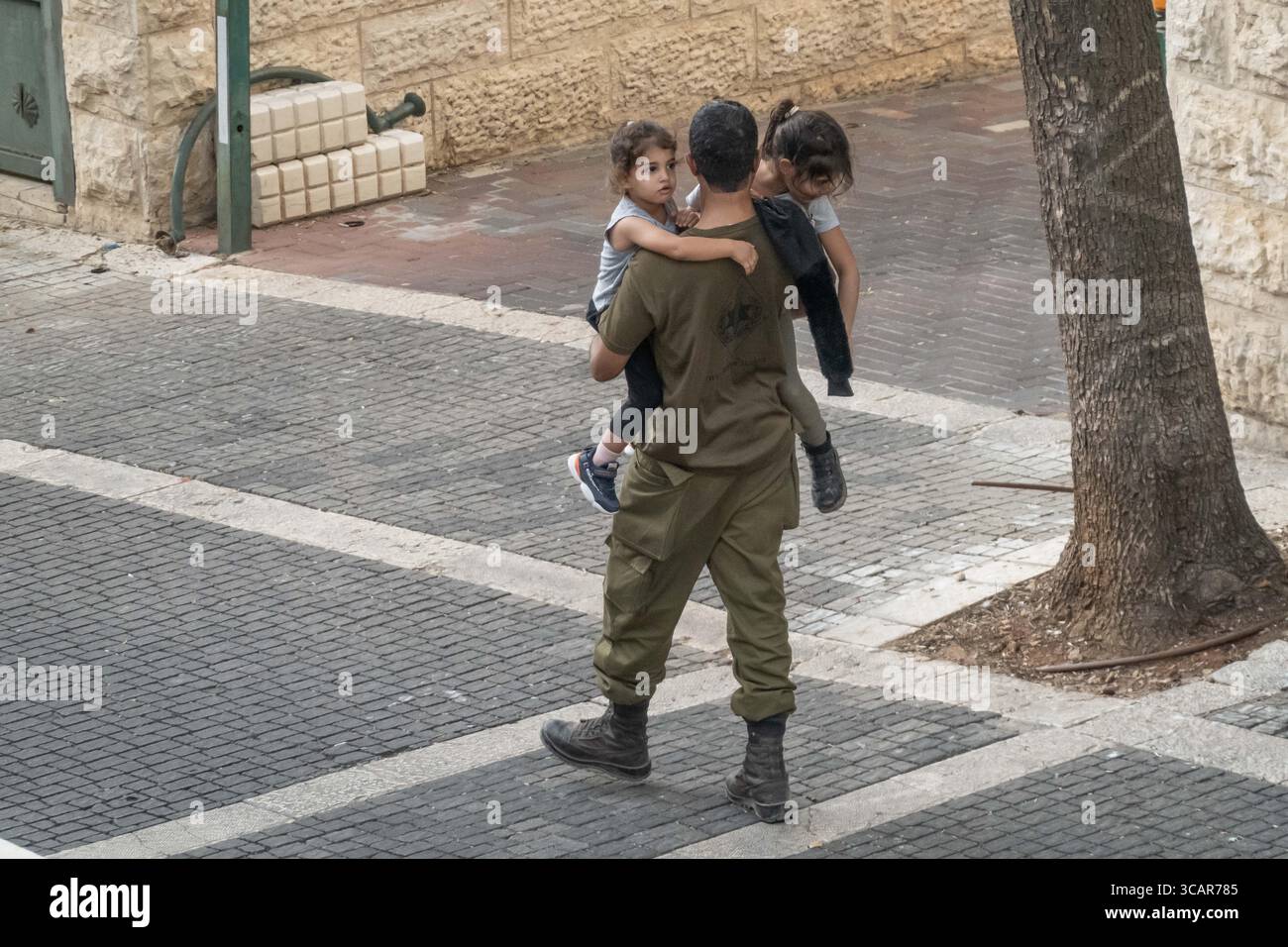 22 ottobre 2023, Gerusalemme, Israele: Un riservista IDF e un padre, in congedo, viene accolto dalle sue figlie. Israele è impegnato in una guerra contro Hamas della Striscia di Gaza a seguito di un massiccio fuoco missilistico dalla Striscia di Gaza in Israele, infiltrazione di uomini armati nel territorio israeliano, massacro di donne e bambini civili nelle loro case e presa in ostaggio di civili e soldati. 350.000 riservisti sono stati dispiegati e l’aviazione israeliana sta bombardando massicciamente Gaza in preparazione della prossima fase della guerra. (Immagine di credito: © Nir Alon/ZUMA Press Wire) Foto Stock