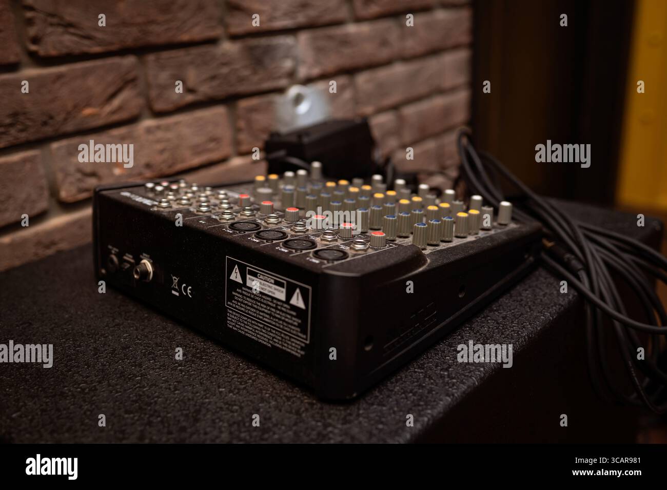 Console di missaggio audio nello studio di registrazione. Messa a fuoco selettiva. Profondità di campo ridotta Foto Stock