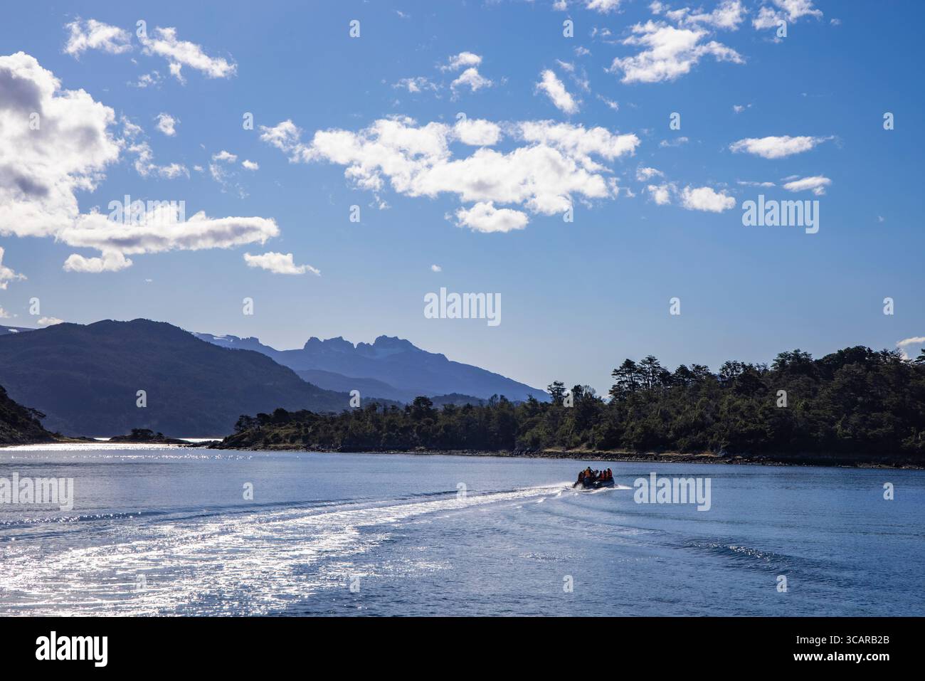 Trasferimento passeggeri in Zodiac dalla nave da crociera Ventus Australis (Australis Cruises), Wulaia Bay, Magallanes e Antartica cilena, Patag Foto Stock