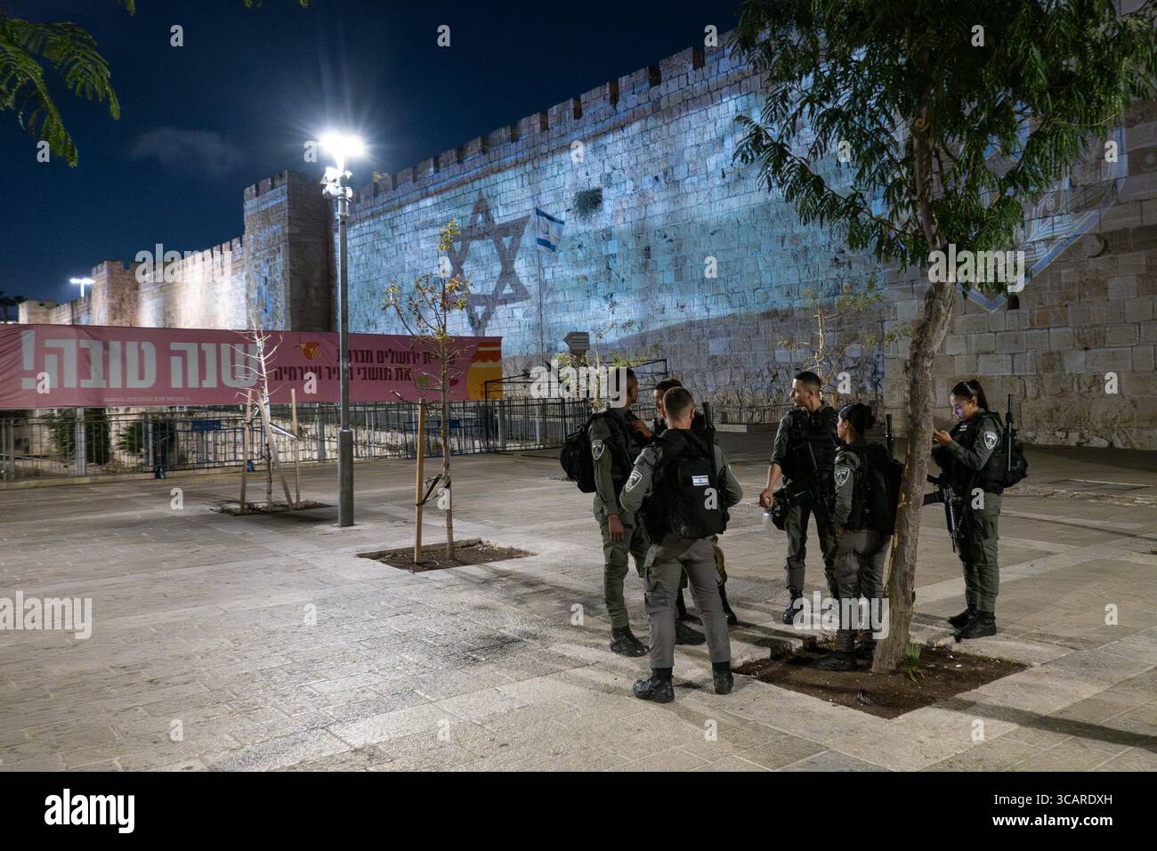 10 ottobre 2023, Gerusalemme, Israele: Il comune di Gerusalemme proietta la bandiera israeliana sulle mura della città Vecchia di Jerusalemâ vicino alla porta di Giaffa in solidarietà con la nazione. Israele è impegnato in una guerra contro Hamas della Striscia di Gaza a seguito di un massiccio fuoco missilistico dalla Striscia di Gaza in Israele, infiltrazione di uomini armati nel territorio israeliano, massacro di donne e bambini civili nelle loro case e presa in ostaggio di civili e soldati. 300.000 riservisti sono stati dispiegati e l’aviazione israeliana sta bombardando massicciamente Gaza in preparazione della prossima fase di guerra. (Immagine di credito: © Foto Stock