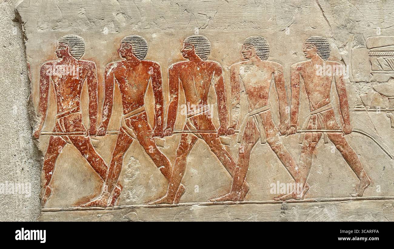 Vividamente dipinto in rilievo antico egizio da una tomba di mastaba a Saqqara. Foto Stock