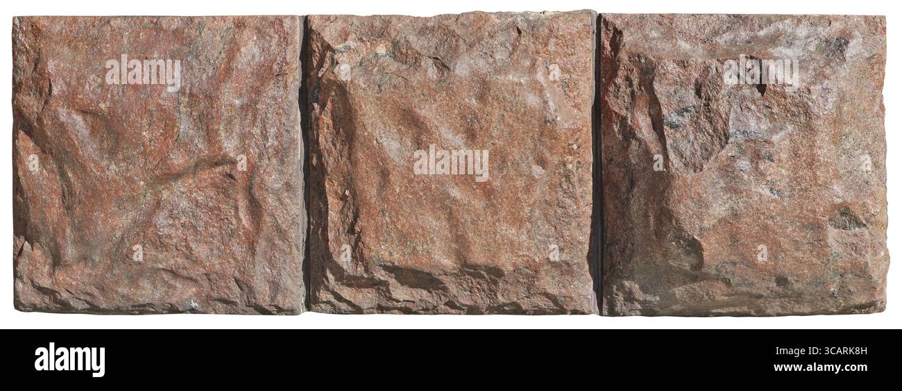 Tre blocchi di granito quadrati rossi nel muro di un vecchio edificio. Isolato su bianco Foto Stock