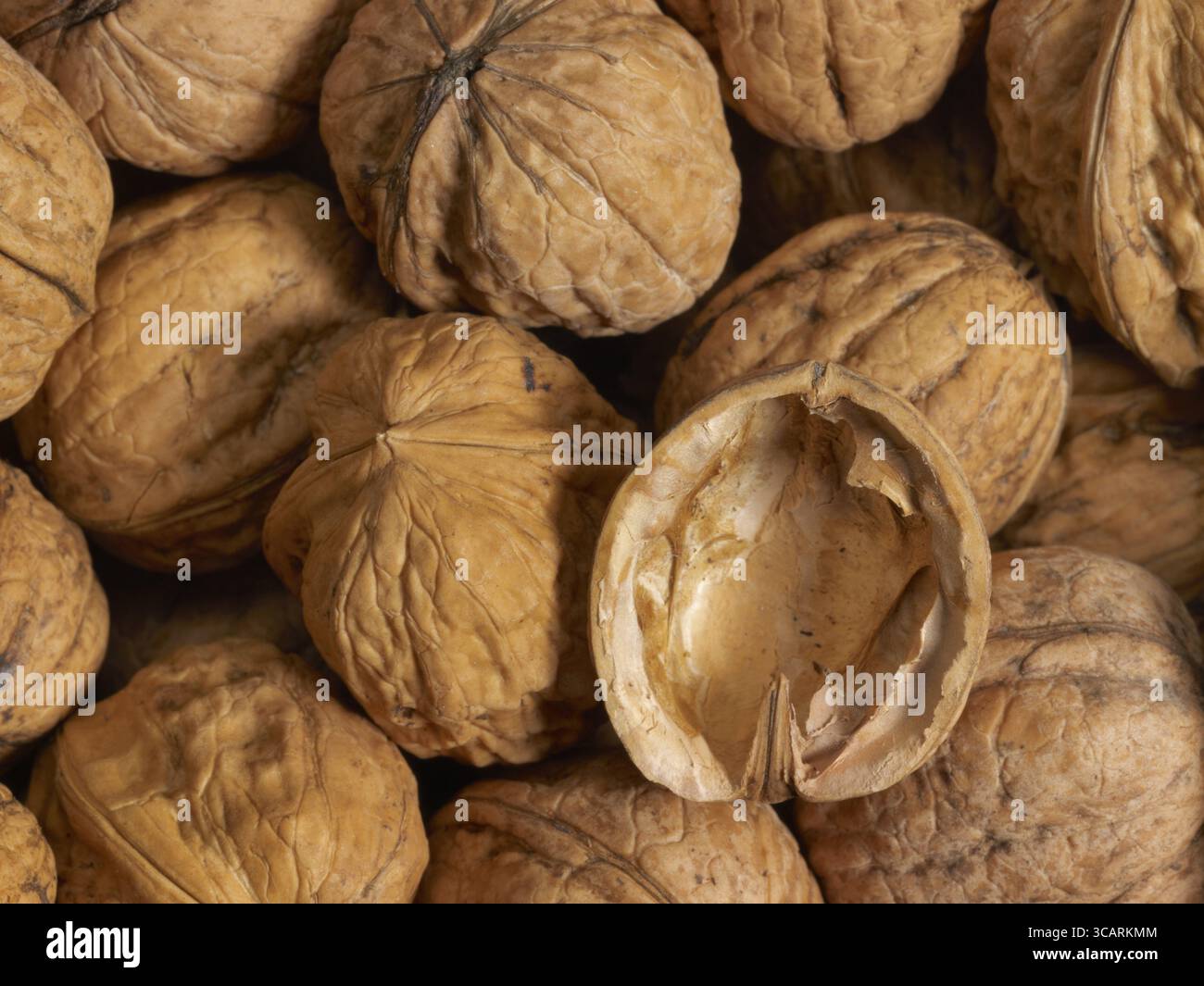 Fondo in noce full frame e noce moscata aperta Foto Stock