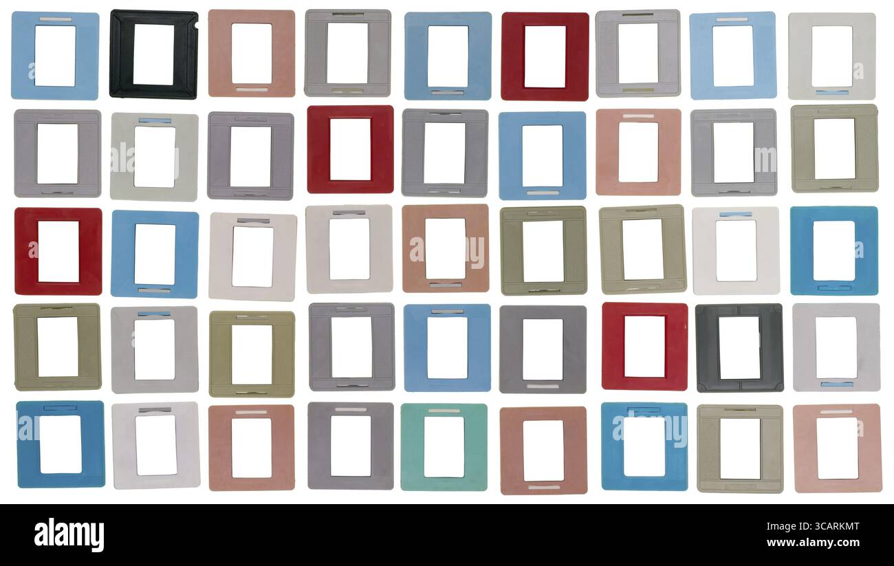 I vecchi vetrini della famiglia di colori in telai in plastica su un tavolo leggero sono preparati per la pulizia e la scansione in archivio digitale. Filmare aree isolate con patch Foto Stock
